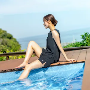 プールサイドで座る女性の着用イメージ